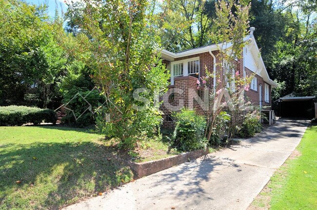 Building Photo - 711 9th Ave W