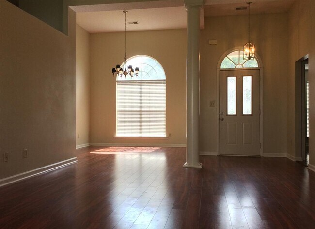 Foto del edificio - Beautiful 3BR/2ba home offering almost 170...