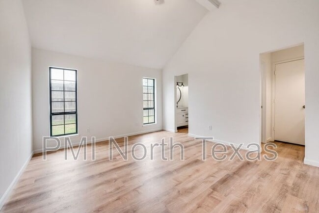 Building Photo - 8880 Woodstream Dr