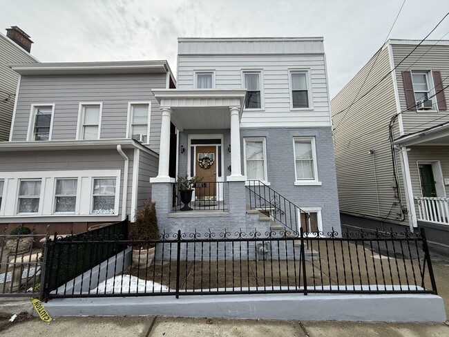 Building Photo - 1115 11th St