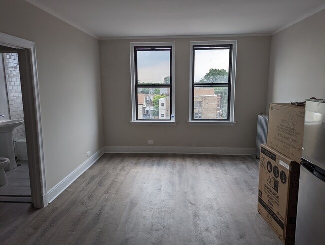 Building Photo - 3335 W Diversey Ave