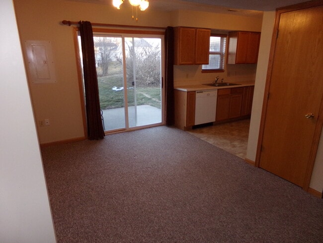 Building Photo - Nice Modern 2BR Townhome in Great Area