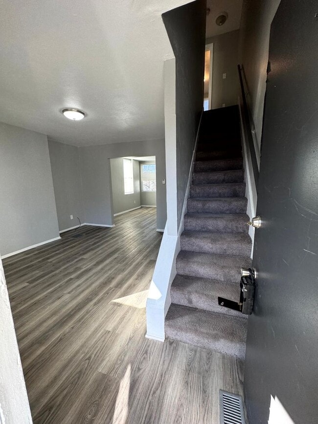 Building Photo - Lovely two bedroom, 1 bathroom Townhome on...