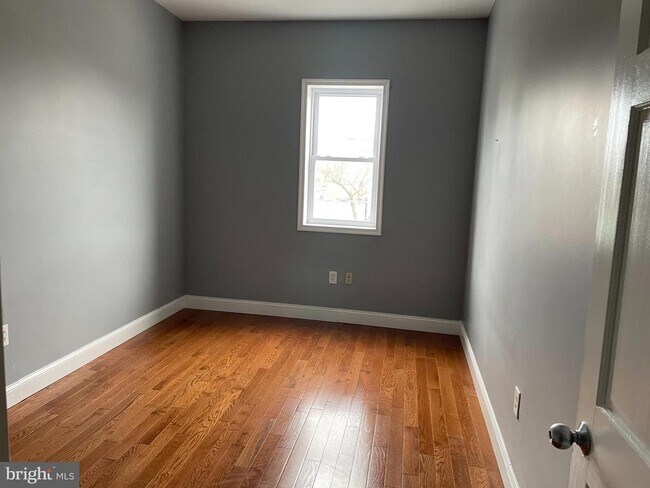 Foto del edificio - 1318 W Girard Ave