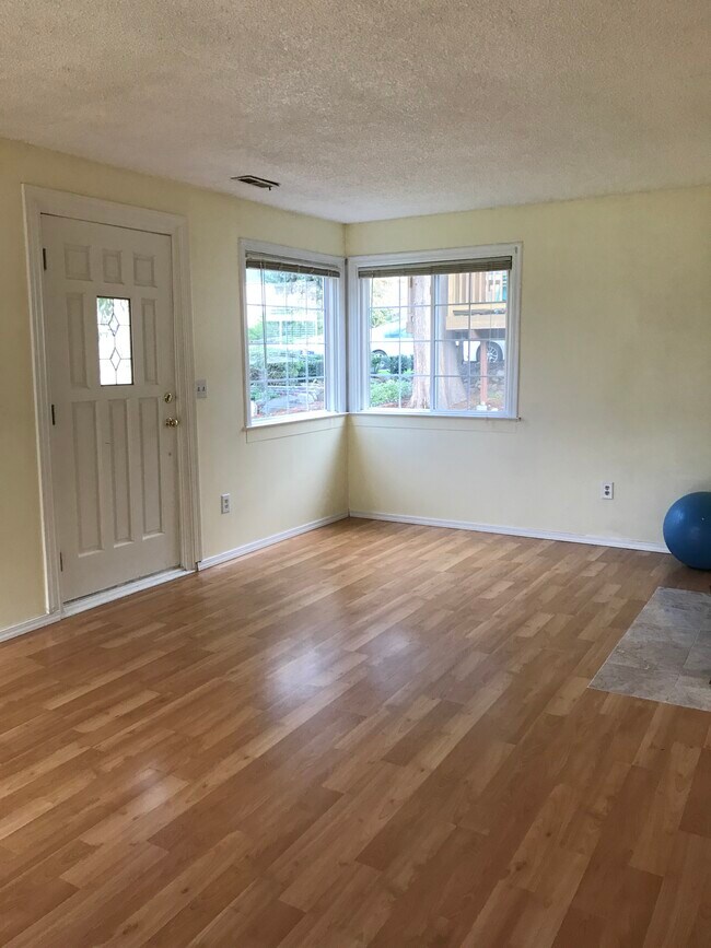 Main entrance to living room - 907 N 30th St