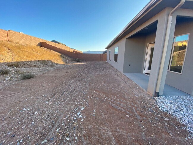 Foto del edificio - Beautiful 3 Bedroom Single Level Home in S...