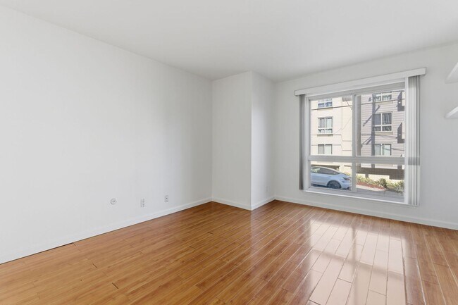 Building Photo - 1 Bed • 1 Bath Apartment with Balcony & Parking – Prime Oakland Location