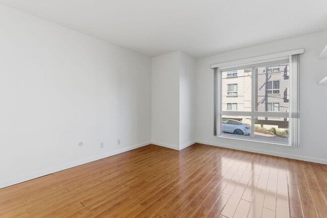 Foto del edificio - 1 Bed • 1 Bath Apartment with Balcony & Parking – Prime Oakland Location