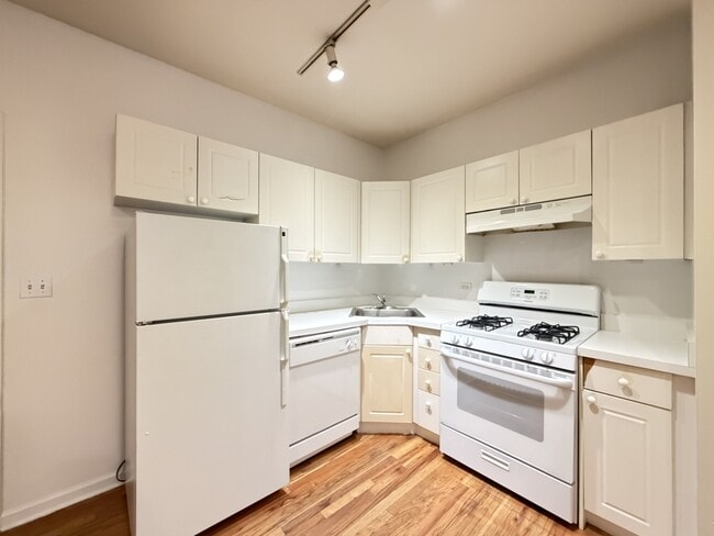 Building Photo - 909 W Dakin St