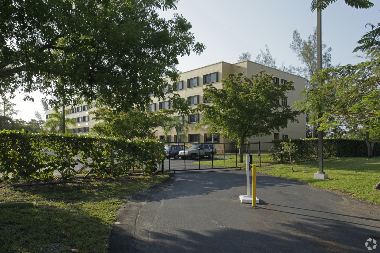 Primary Photo - Lakeshore Apartments