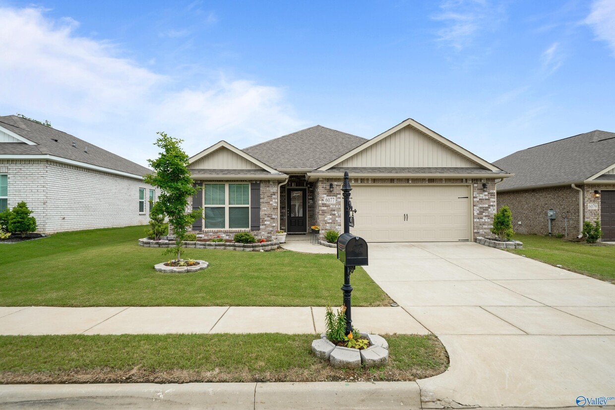 Primary Photo - 6077 Thorntons Way Cir NW