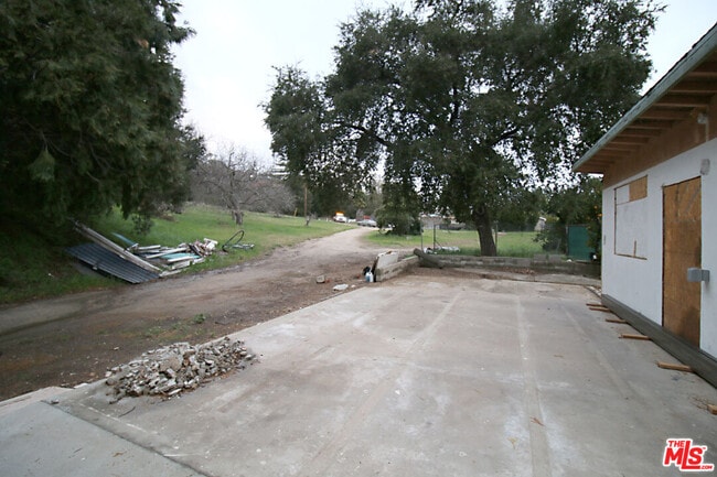 Foto del edificio - 9717 Tujunga Canyon Blvd