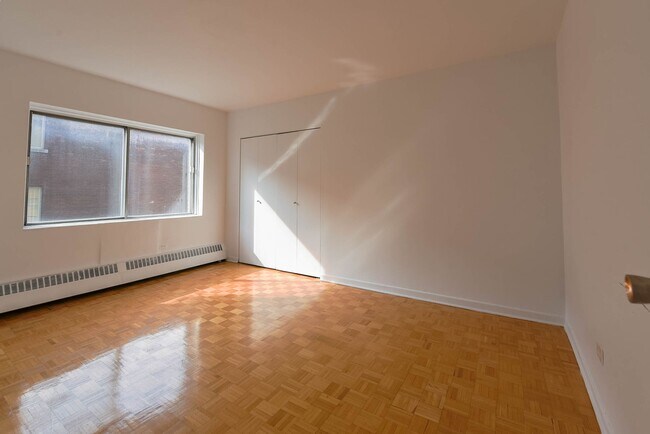 Building Photo - 2400 Av. Van Horne