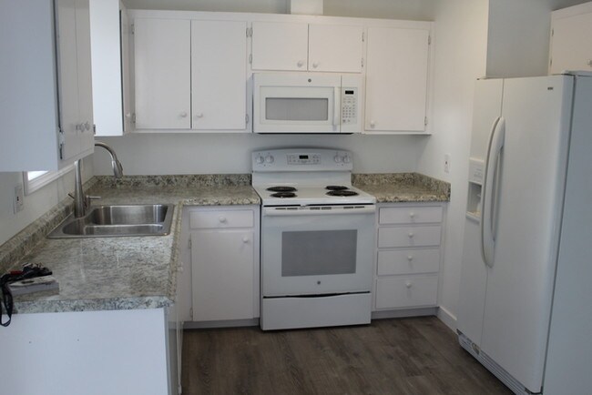 Building Photo - THREE BEDROOM CHARMER IN FIVE CORNERS