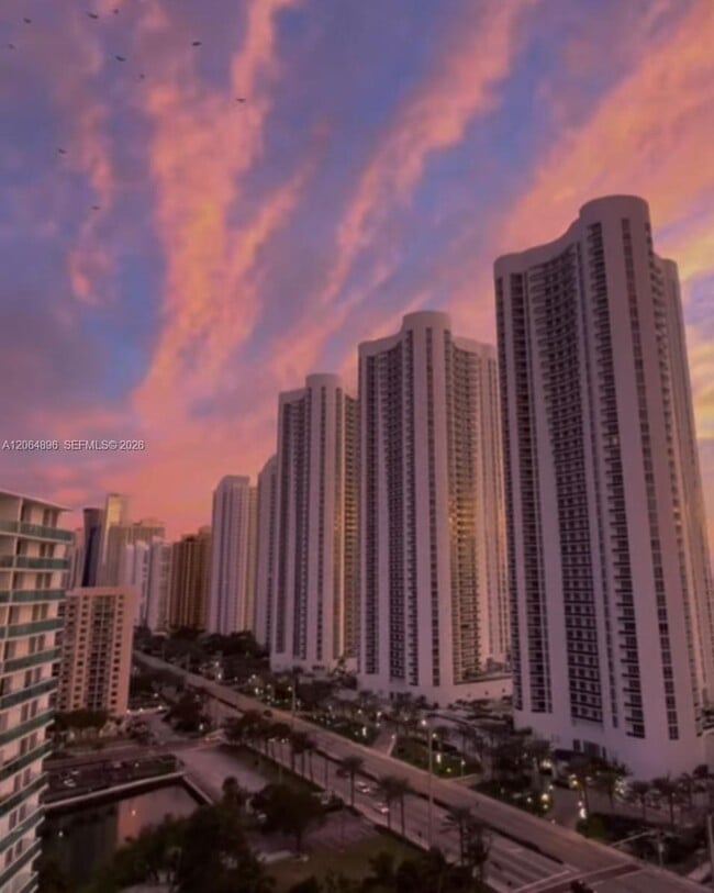 Foto del edificio - 16919 N Bay Rd