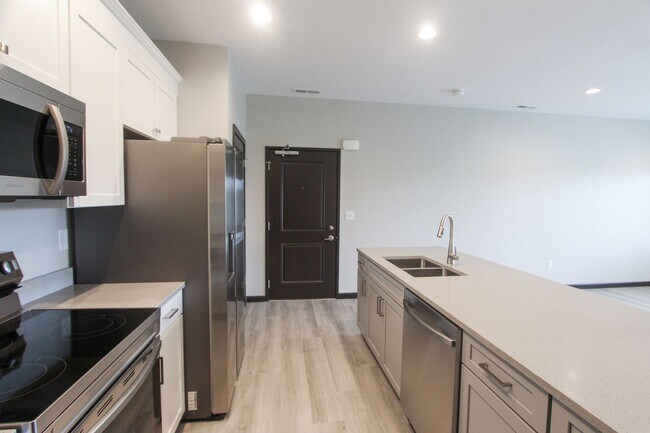 Foto del edificio - Beautiful 2 Bed, 2 Bath Apartment in PRIME location!  Furnished & Unfurnished Options Available!