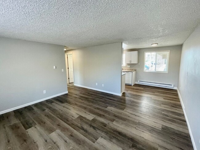 Building Photo - Beautifully Remodeled Ground-Level 2-Bedroom!