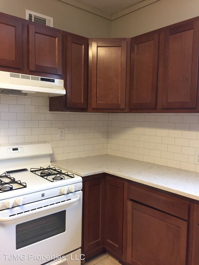 Foto del edificio - 3 br, 1 bath Room For Rent - 131-33 Dell St