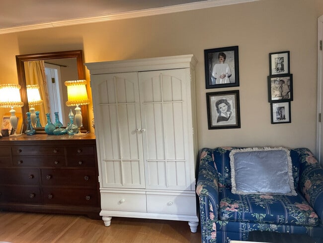 Building Photo - 198 Schools Dr