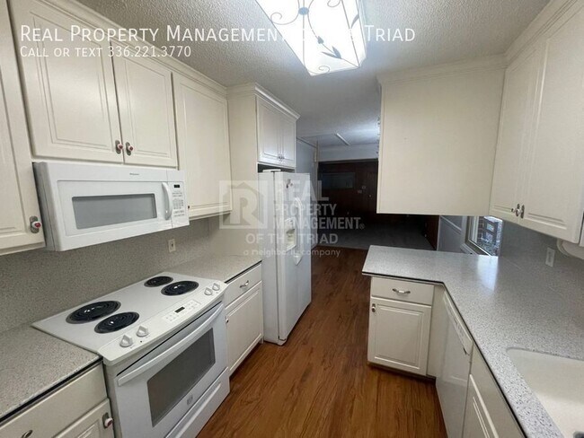 Foto del edificio - Lovingly Maintained 2bd/2ba updated Brick ...