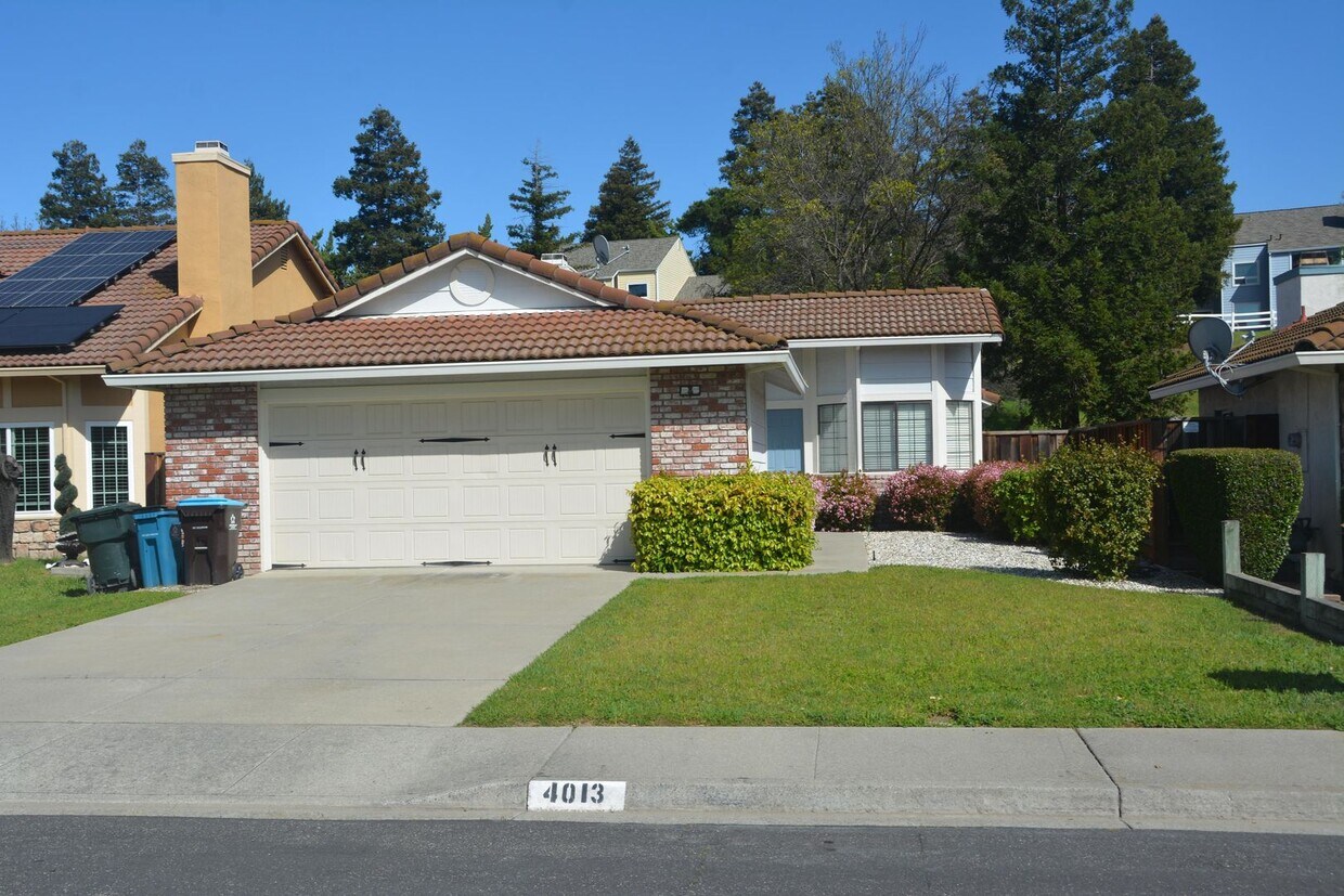 Foto principal - Hillcrest area 2 bedroom, 2 bath with 2 ca...