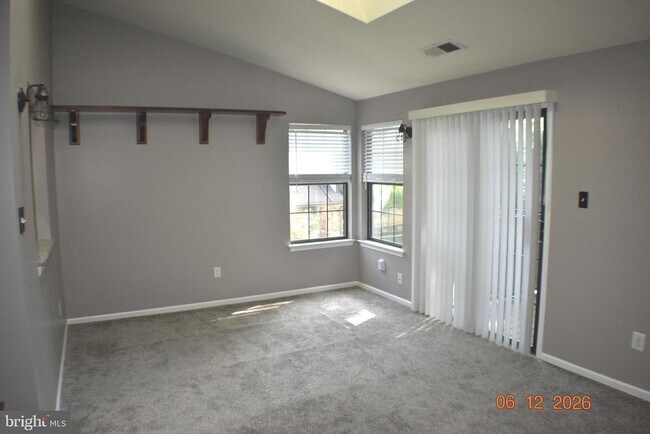 Foto del edificio - 32 Basswood Ct