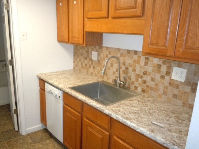 Foto del edificio - One Bedroom Condo has Washer/Dryer and Fireplace in Unit!