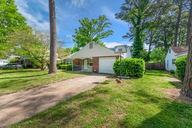 Building Photo - Move in Ready! Brick ranch home has 3 bedr...
