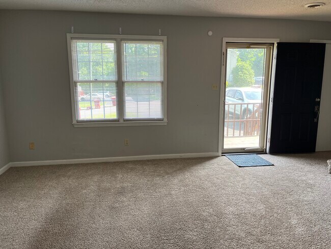 Foto del edificio - 2259 Forest Acres Dr