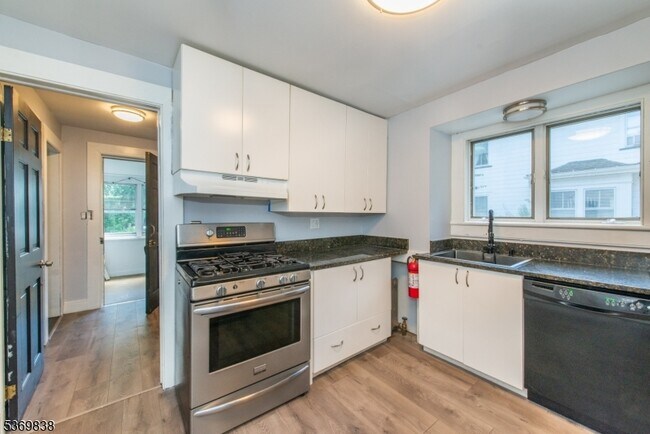 Building Photo - 151 Mt Kemble Ave