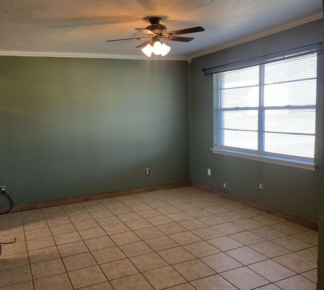 Building Photo - 212 E Valley Rd