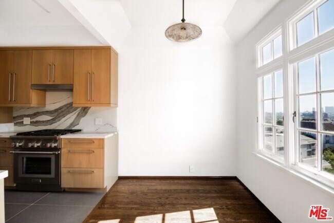 Building Photo - 1302 N Sweetzer Ave