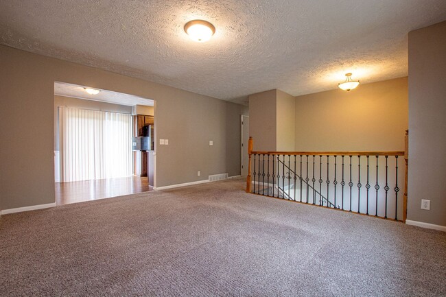 Building Photo - Split Entry 3 Bedroom / 1.5 Bath Home