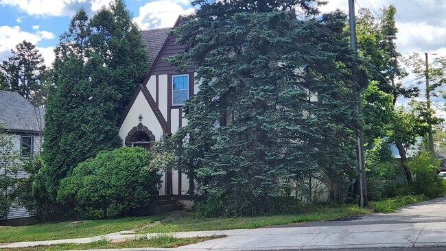 Building Photo - 209 N 21st Ave E