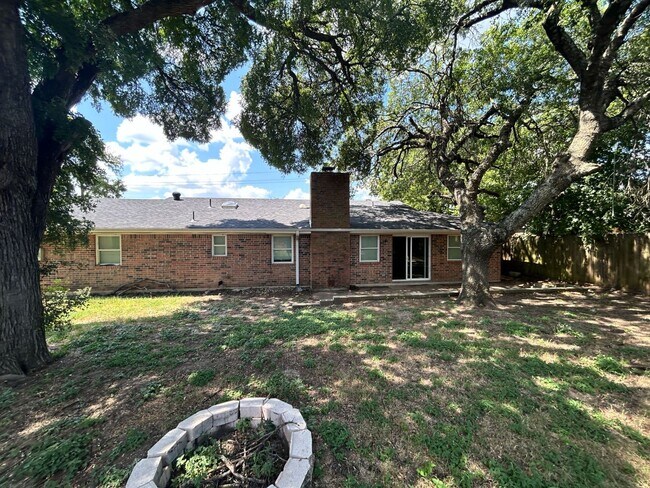 Building Photo - 1605 Miranda Ave