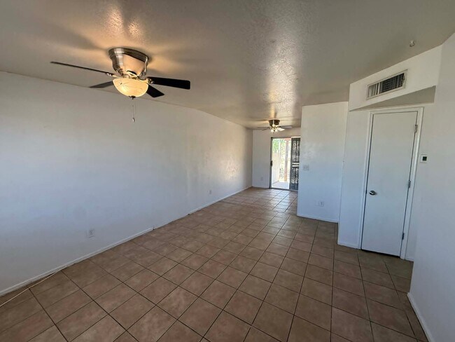 Foto del edificio - 4170 E 32nd St