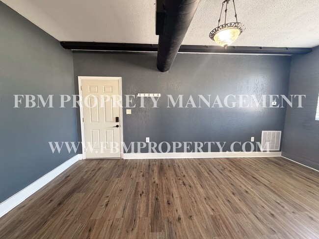 Foto del edificio - 1300 W Main St