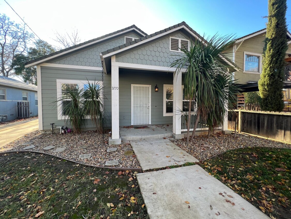 Foto principal - 3 Bed / 2 Bath | North Oak Park Home Avail...