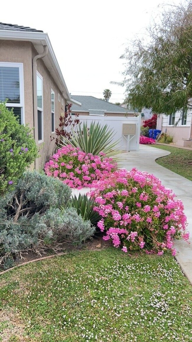 Foto del edificio - 1 Block from the Beach! Apartment Home in Ocean Beach! Private Garage! Private Patio!