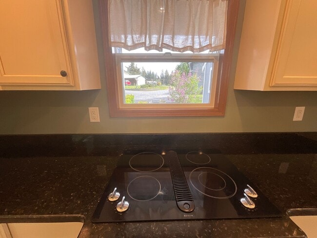 Foto del edificio - Beautiful 2 Story, Updated Home on Large Lot with 27x27 Shop! Military Welcome!