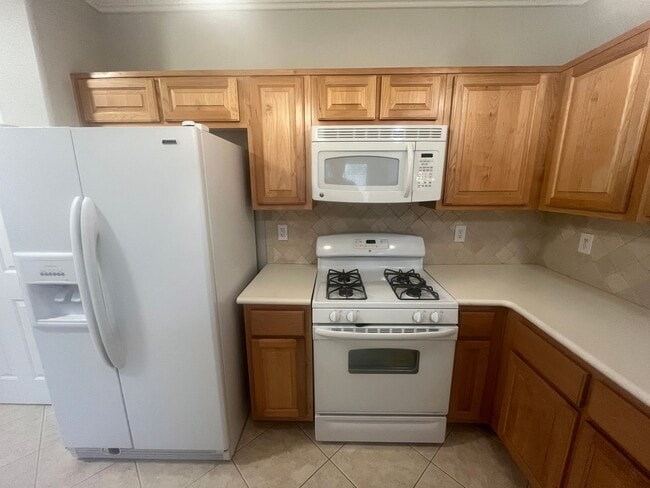 Building Photo - 3 Bedroom Townhome - Centennial Hills