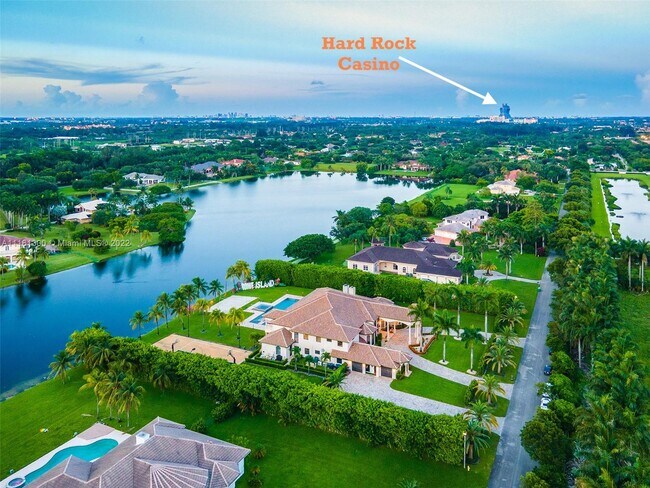 Foto del edificio - 7401 Peppertree Cir S