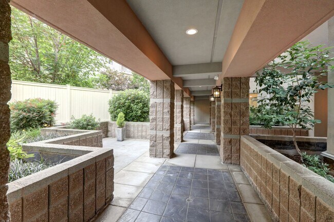Foto del edificio - Large 2bd, 2ba Condo Available w/ Lake Uni...