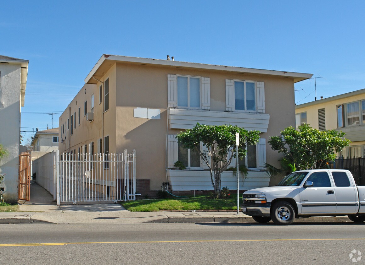 Building Photo - 1144 S Fairfax Ave