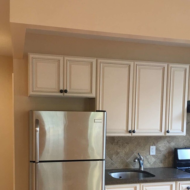 Building Photo - 822 Faile St