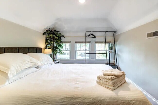 Foto del edificio - 2177 Rexwood Rd
