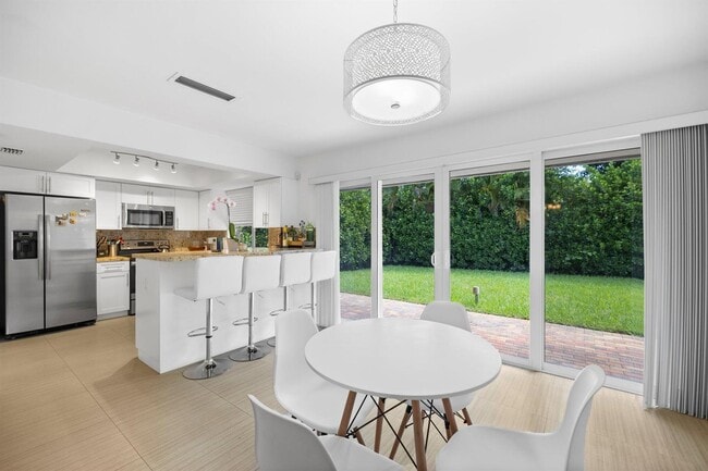 Building Photo - 811 Capri St