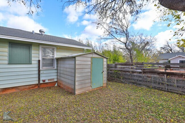 Building Photo - 3 bedroom FULL RENOVATED in 2023! ALL APPLIANCES provided!