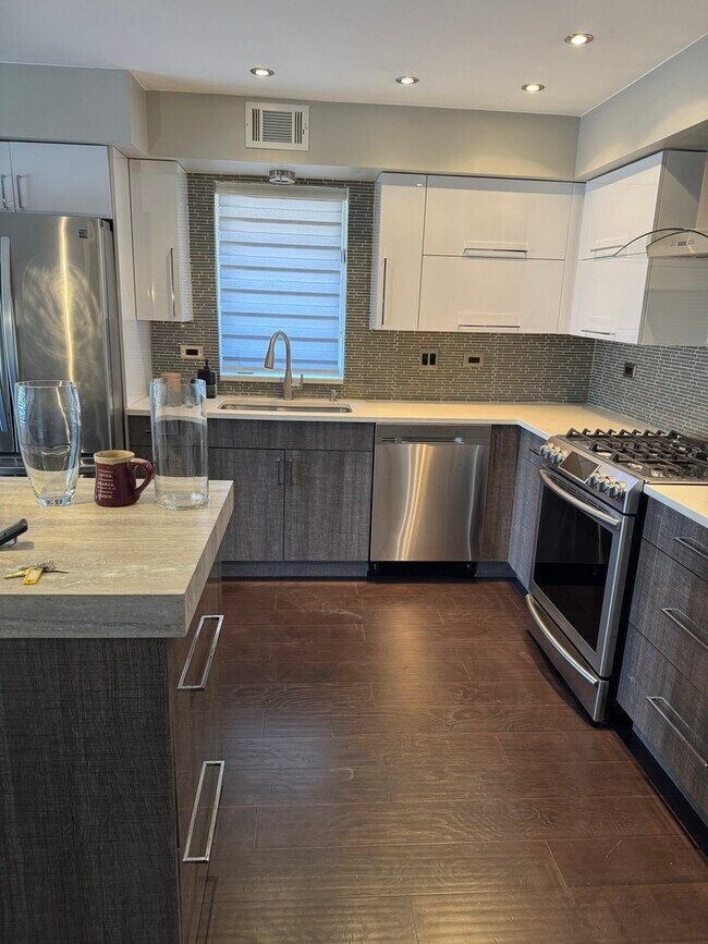 Foto del edificio - 6142 W 63rd St