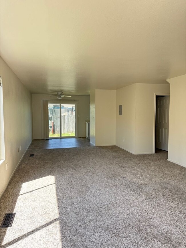 Building Photo - Charming 3 bedroom 1.5 bathroom Two story Town House with an attached garage.
